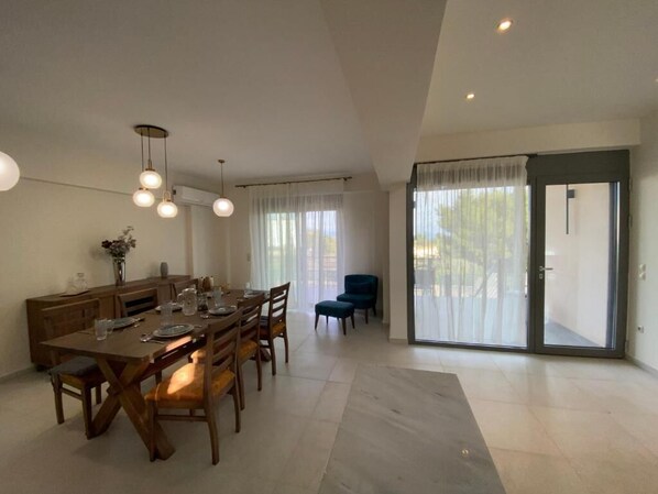 Appartement Supérieur, 4 chambres, vue piscine | Restauration dans la chambre