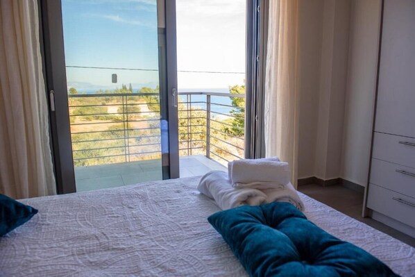 Căn hộ Superior, 4 phòng ngủ, quang cảnh hồ bơi | Bàn, phòng cách âm, truy cập Internet không dây miễn phí 