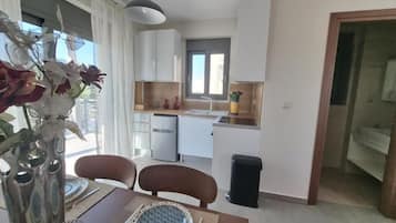 Apartemen, 2 kamar tidur, pemandangan kolam renang | Dapur pribadi | Peralatan masak/sendok-piring