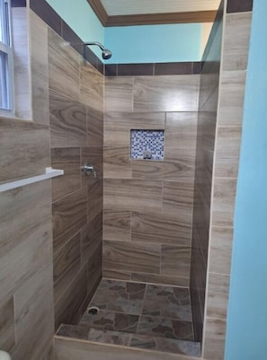 Towels, soap, shampoo, toilet paper - COMFORTABLE PRIVATE ROOM CLOSE TO BEACH AND AIRPORT (LABORIE)