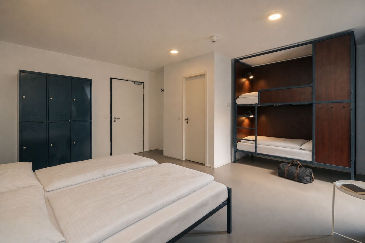 Une chambre à coucher comprenant un lit, une armoire et un banc intégré avec espace de rangement.