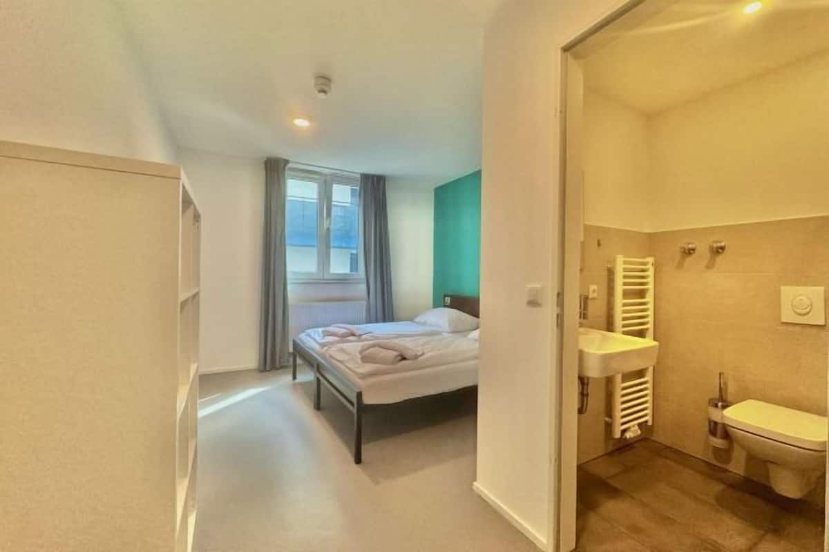 Luxe beddengoed, geluiddichte muren, gratis babybedden, reisbedje