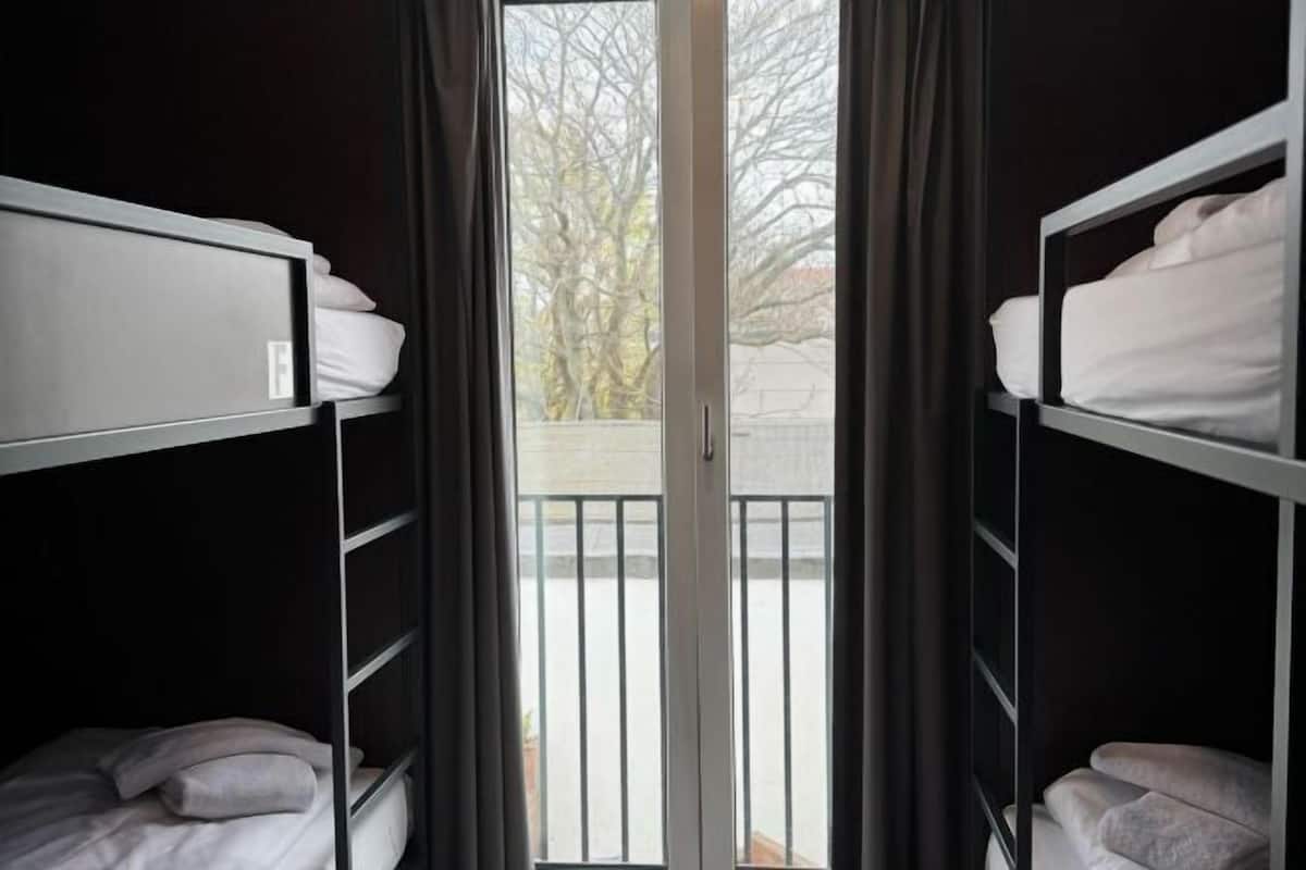 Luxe beddengoed, geluiddichte muren, gratis babybedden, reisbedje