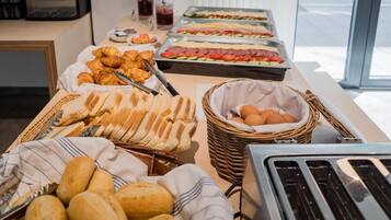 Frukostbuffé varje dag (EUR 9.9 per person)