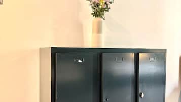 Klassieke driepersoonskamer, terras, uitzicht op de binnenplaats | Kleerkast