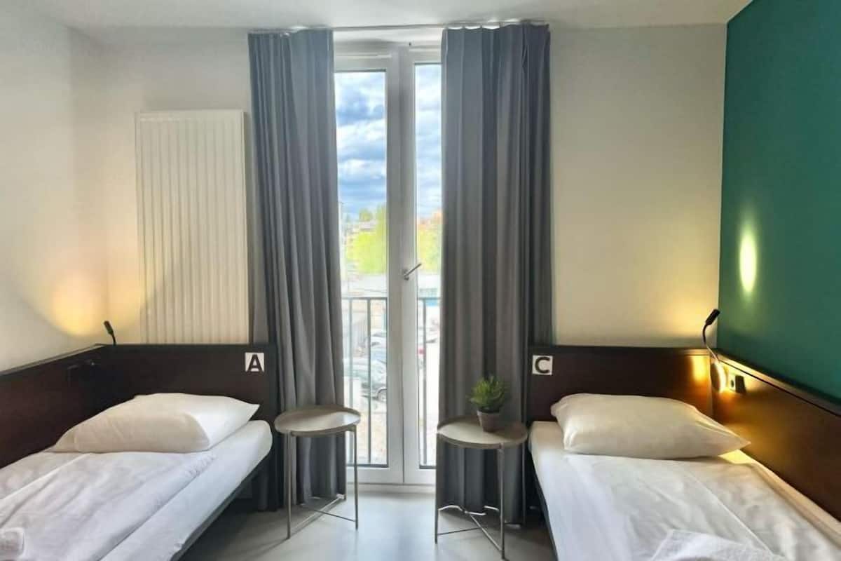 Luxe beddengoed, geluiddichte muren, gratis babybedden, reisbedje