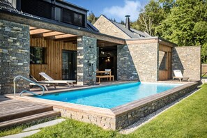 Villa | Piscina | Una piscina cubierta, una piscina al aire libre
