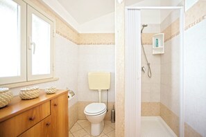 Bruser, hårtørrer, bidet, Sæbe