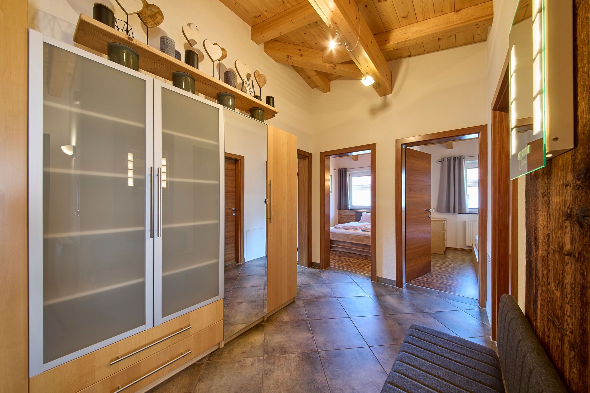 Căn hộ tiện nghi đơn giản, 2 phòng ngủ, ban công, quang cảnh núi | Khu phòng khách | TV màn hình phẳng 50-inch có truyền hình cáp 