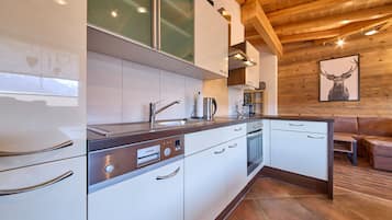 Comfort-Apartment, 2 Schlafzimmer, Balkon, Bergblick | Eigene Küche | Großer Kühlschrank, Mikrowelle, Ofen, Herdplatte