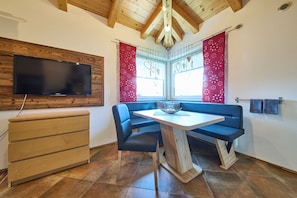 Appartement Confort, 2 chambres, balcon, vue sur la montagne | Repas dans la chambre