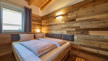 Comfort-Apartment, 2 Schlafzimmer, Balkon, Bergblick | 2 Schlafzimmer, kostenloses WLAN, Bettwäsche