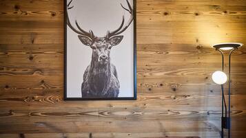 Comfort-Apartment, 2 Schlafzimmer, Balkon, Bergblick | Wohnbereich | 50-Zoll-Flachbildfernseher mit Kabelempfang