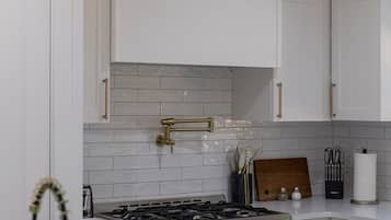 Køleskab, mikrobølgeovn, ovn, kogeplade