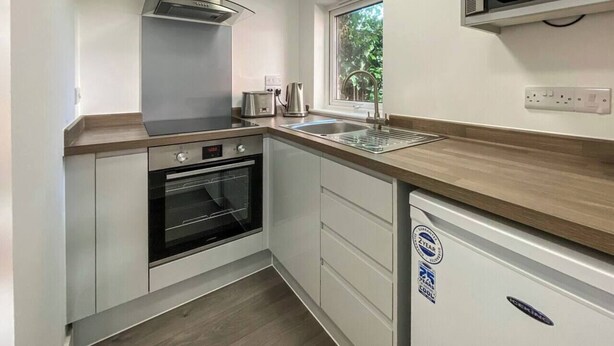 Private kitchen - Luxury studio apartment by the station (Plymouth)