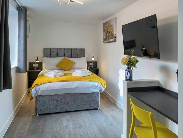 1 bedroom, desk, iron/ironing board, WiFi (free)
