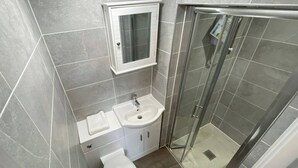 Bathroom - Luxury studio apartment by the station (Plymouth)
