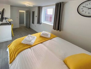 1 bedroom, desk, iron/ironing board, WiFi (free)