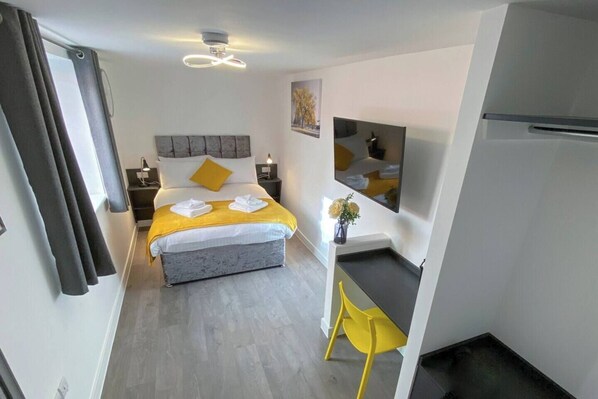1 bedroom, desk, iron/ironing board, WiFi (free)