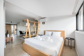 Tabla de planchar con plancha, internet y ropa de cama 