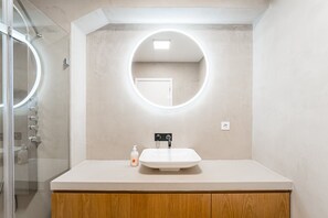 Douche, sèche-cheveux, serviettes fournies, savon