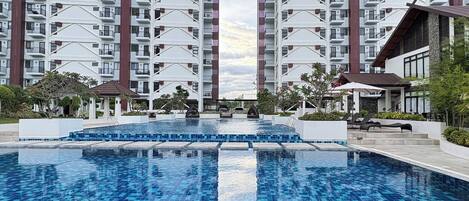 Una piscina al aire libre