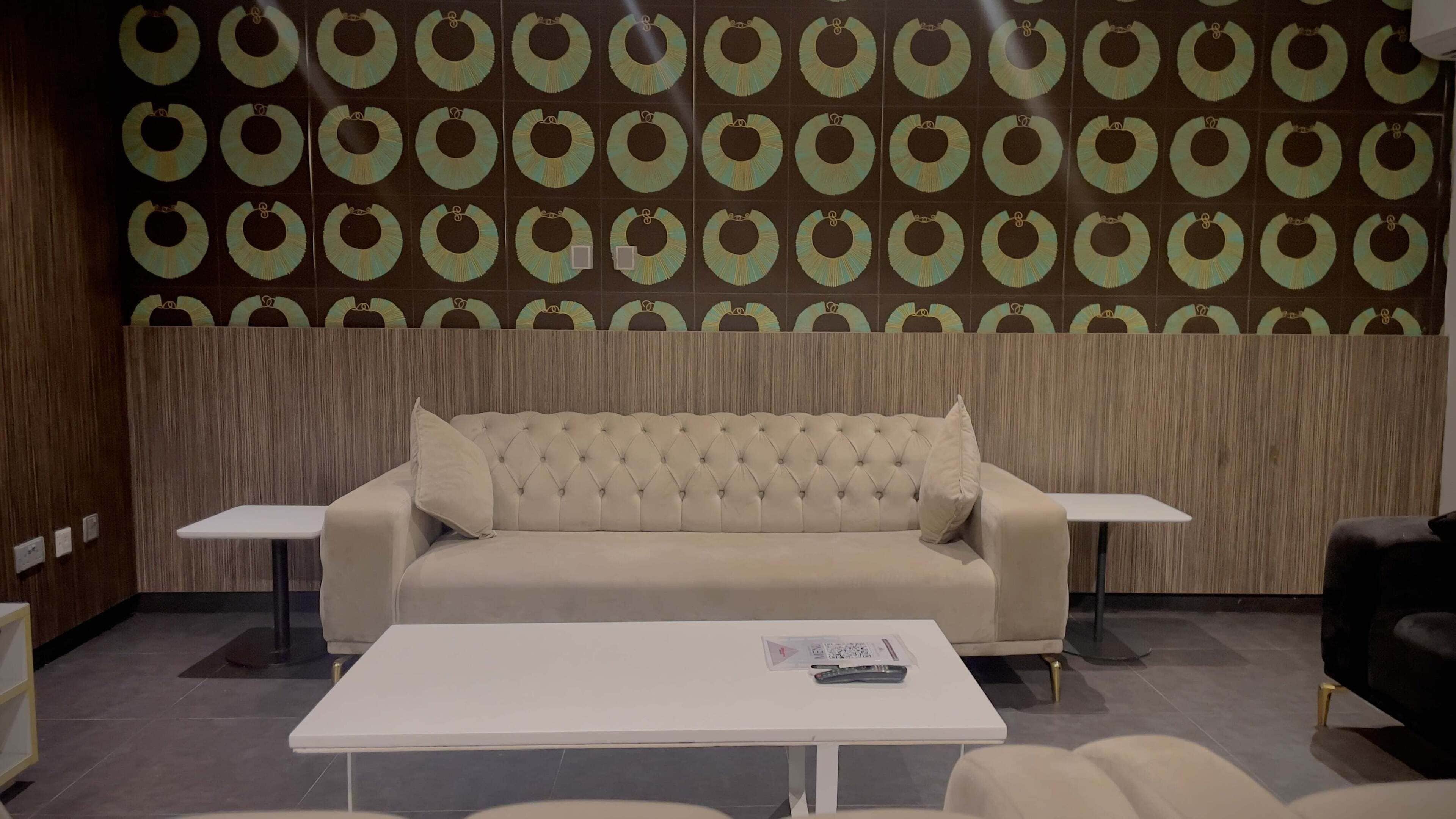 独特公寓, 1 张特大床和 1 张沙发床, 城市景观 | 起居区 | 43-英寸电视（配备有线频道）