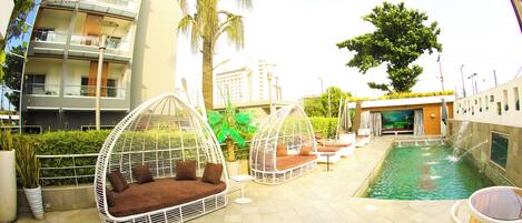 2 ulkouima-allasta, aurinkovarjoja, aurinkotuoleja