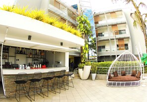 2 bares y bar junto a la piscina