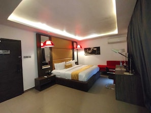 Studio Mewah, pemandangan kota | 1 kamar tidur, brankas, meja kerja, dan tirai kedap cahaya