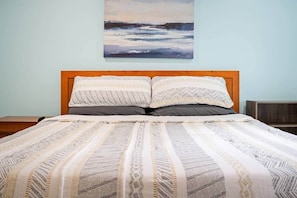 5 slaapkamers, een bureau, een strijkplank/strijkijzer, beddengoed