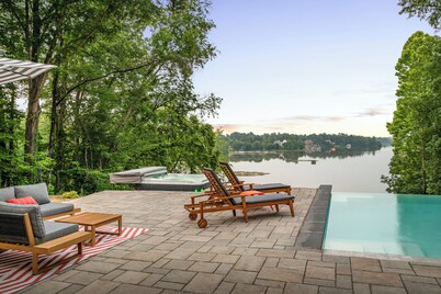 Secluded 3 Acre 5 BR Resort w/Private Heated Salt-Water Pool, Hot tub, Boat Dock
