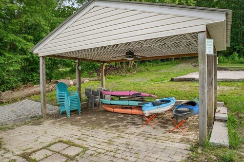 3 Acre 5BR Resort: private pool, hot tub boat dock