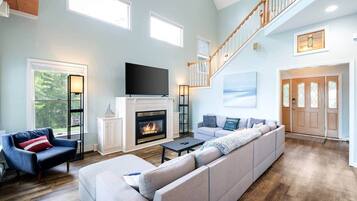 TV connectée, cheminée, jeux vidéo, baby-foot