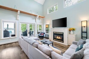 Smart-TV, Kamin, Videospiele, Tischfußball