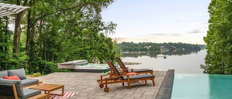 Alberca al aire libre y alberca climatizada
