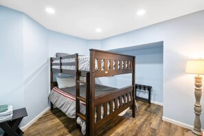 5 habitaciones, escritorio y tabla de planchar con plancha 