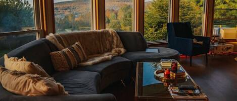 Televisie, een open haard, tafelvoetbal en een tafeltennistafel