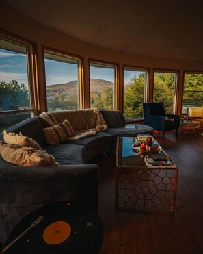 テレビ、暖炉、テーブルサッカー台、卓球台