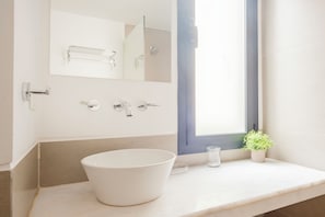 Estudio Confort, balcón, vistas a la ciudad | Baño