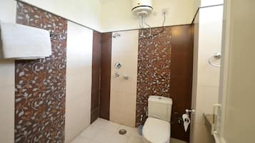 Phòng Deluxe | Phòng tắm | Buồng tắm vòi sen, đồ dùng nhà tắm miễn phí, xà phòng, dầu gội
