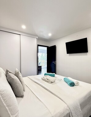 2 chambres, bureau, fer et planche à repasser, lit parapluie