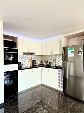 Kühlschrank, Ofen, Herdplatte, Wasserkocher mit Kaffee-/Teezubehör