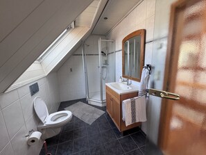 Een douche, een haardroger, handdoeken, zeep