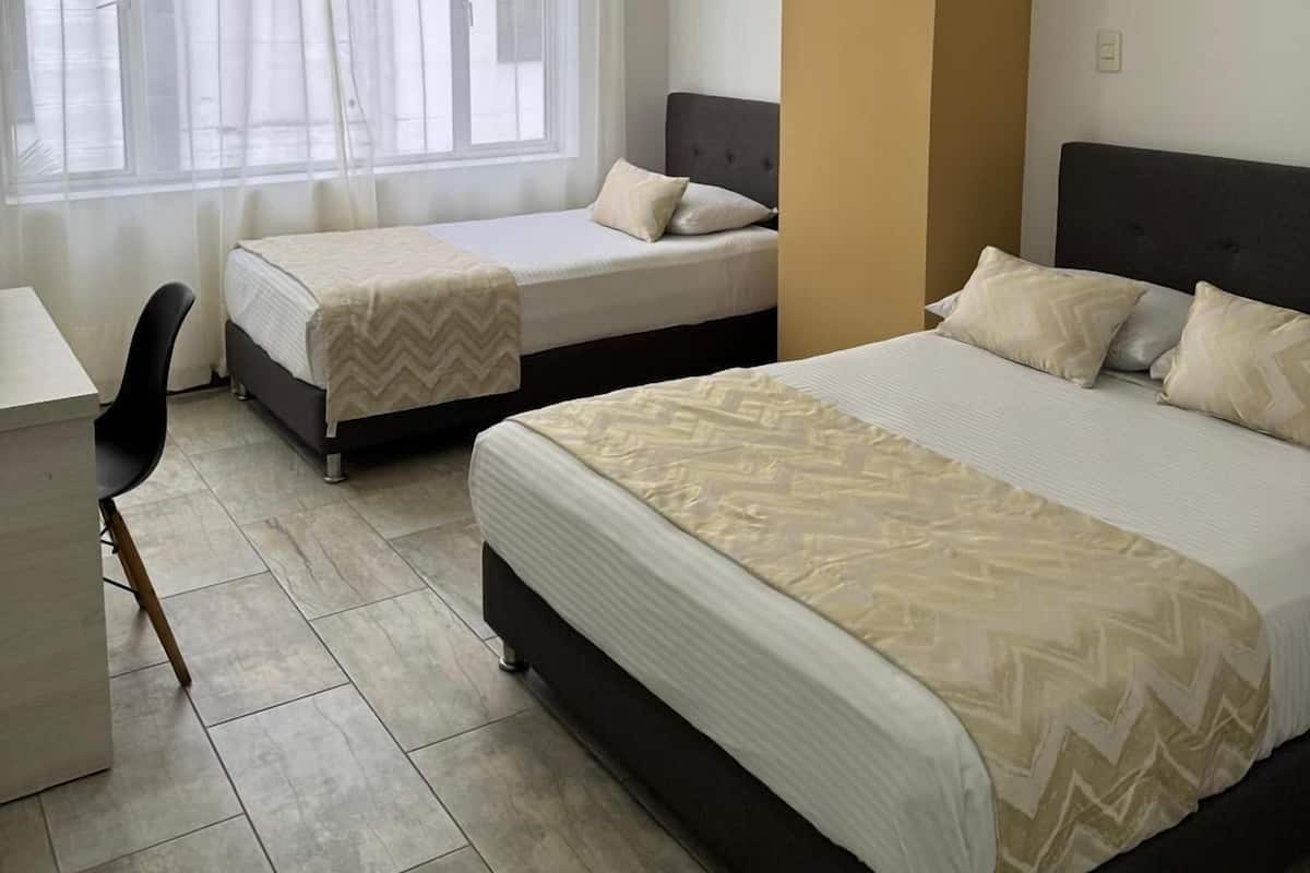 Phòng đôi Deluxe, quang cảnh sân vườn | Két bảo mật tại phòng, bàn, khu vực làm việc phù hợp cho laptop 