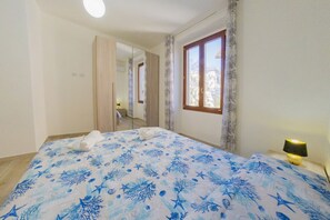 3 habitaciones, tabla de planchar con plancha, wifi y ropa de cama