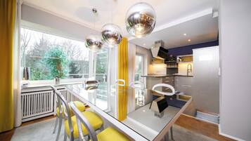 Superior appartement, keuken, uitzicht op tuin | Dineren op de kamer