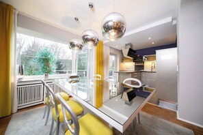 高級公寓, 廚房, 花園景觀 | 房內用餐區