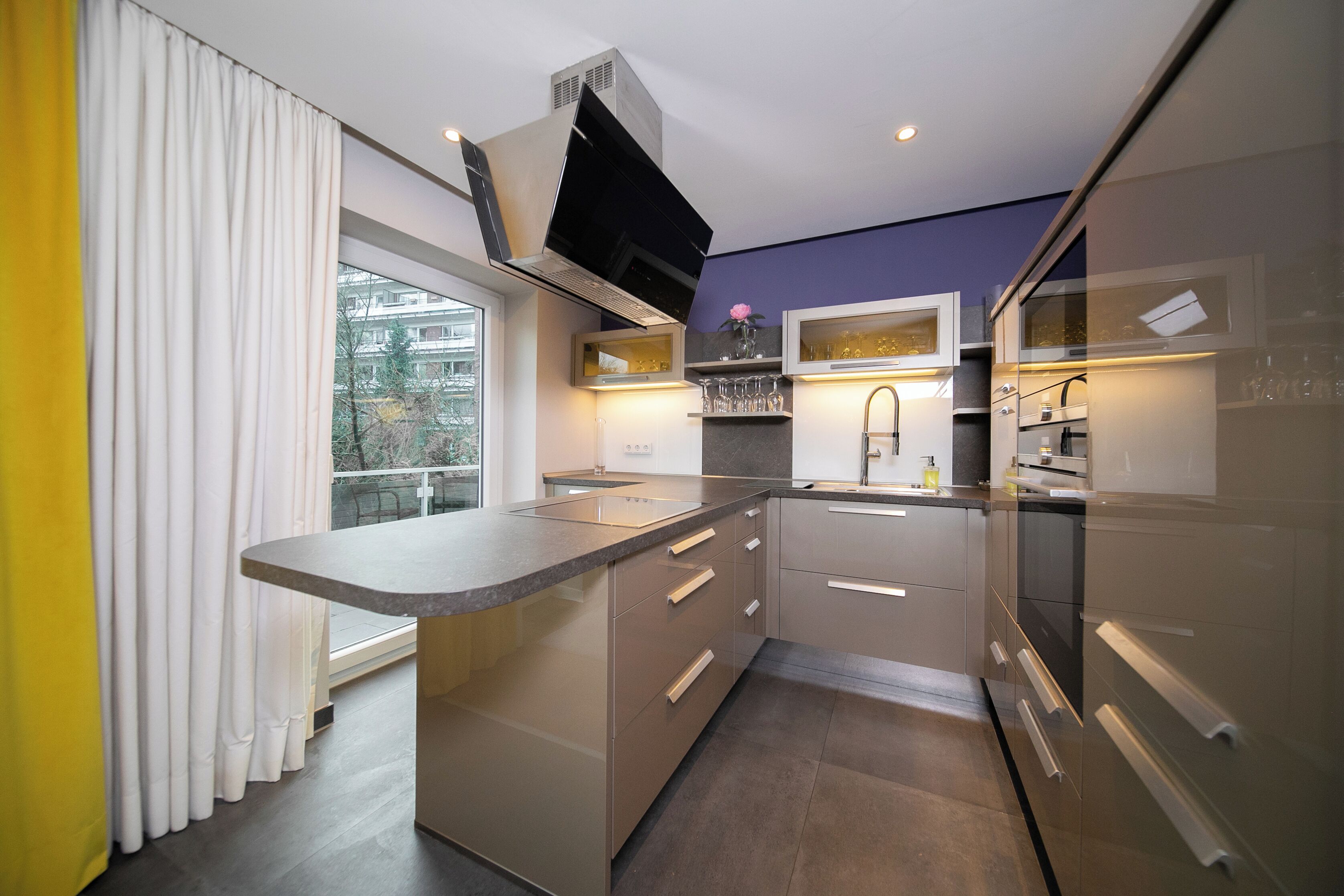 Superior appartement, keuken, uitzicht op tuin | Privékeuken | Een koelkast, een microgolfoven, een kookplaat, een vaatwasser