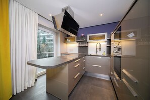 高級公寓, 廚房, 花園景觀 | 私人廚房 | 電冰箱、微波爐、爐台、洗碗機